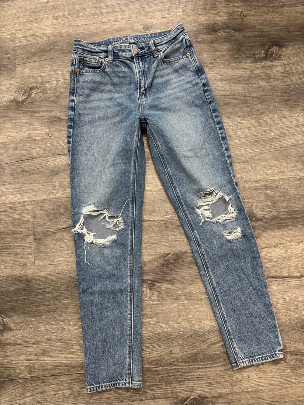 American Eagle Light / Medium Wash Busted Knee Distressed Mom Jeans Size 0